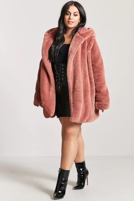 Long Faux Fur Coat gives a sassy looks.
